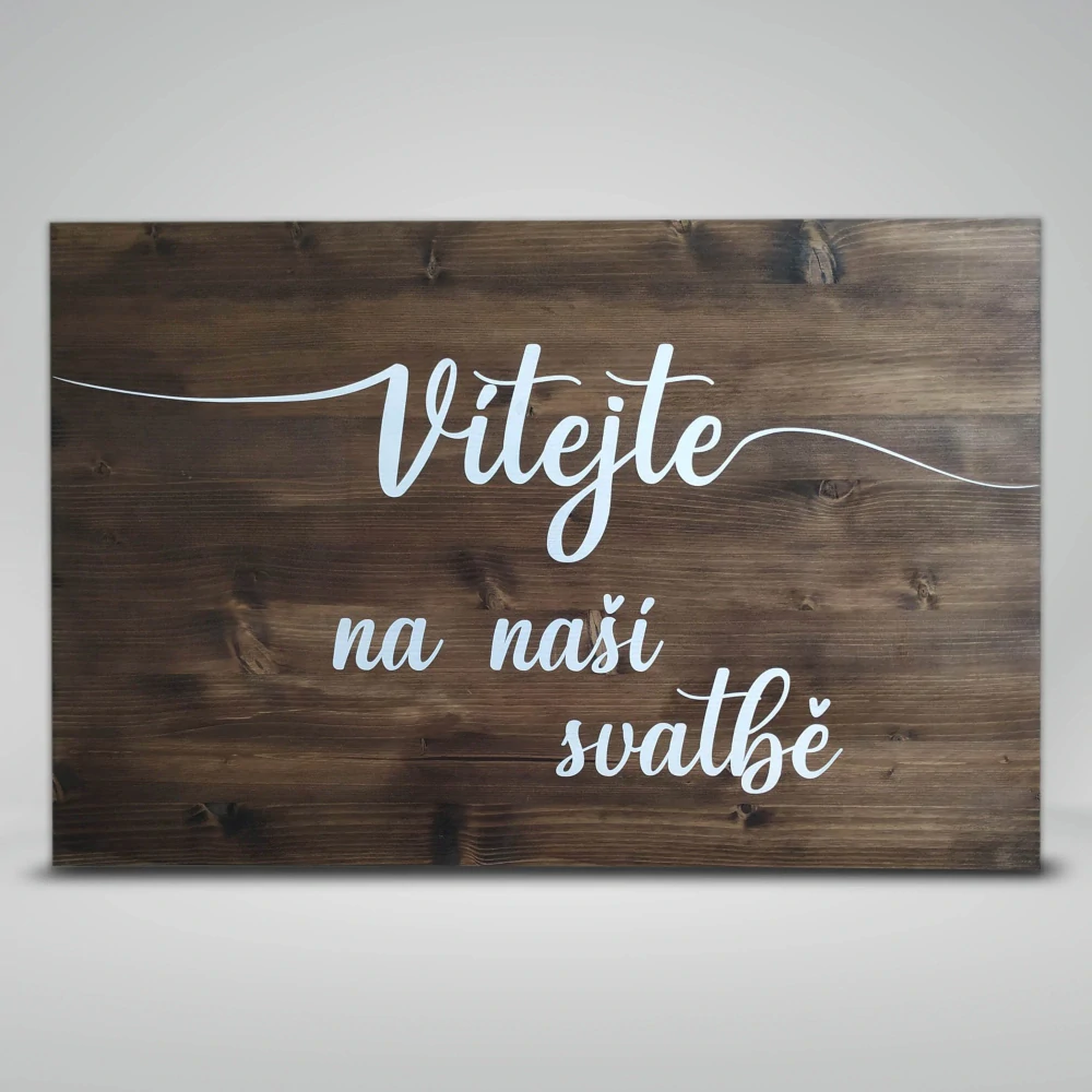 Dřevěná cedule na svatbu s motivem Vítejte na naší svatbě
