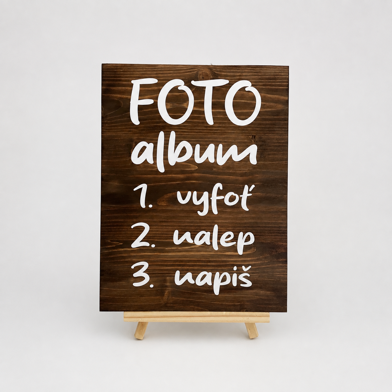 Dřevěná cedulka na svatbu s motivem Fotoalbum